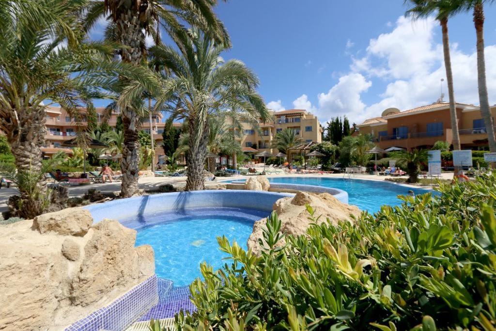 Stylish 1 Bedroom Apartment In Limnaria Gardens Paphos Quarto foto